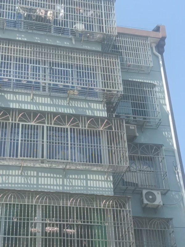 金股配资网 一场暴雨, 刚旧改完的小区漏成“水帘洞”, 居民: 家被浇透, 心被凉透
